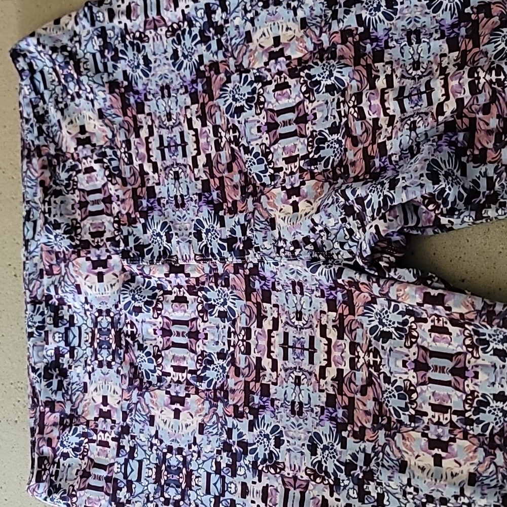 Tall and Curvy LuLaRoe blue, purple, blush, Floral Pattern Leggings.